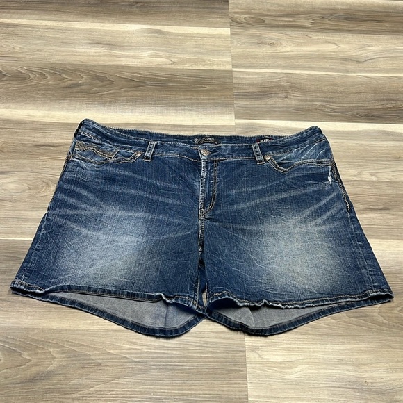 🏁 Silver jeans Suki mid denim short size 26 PLUS - Picture 1 of 8
